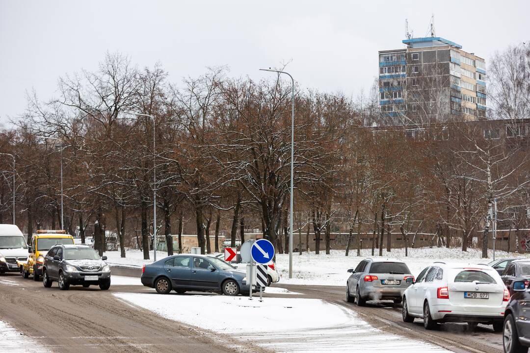 Sniegas sunkina eismo sąlygas Vilniuje