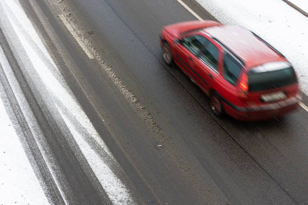 Sniegas sunkina eismo sąlygas Vilniuje