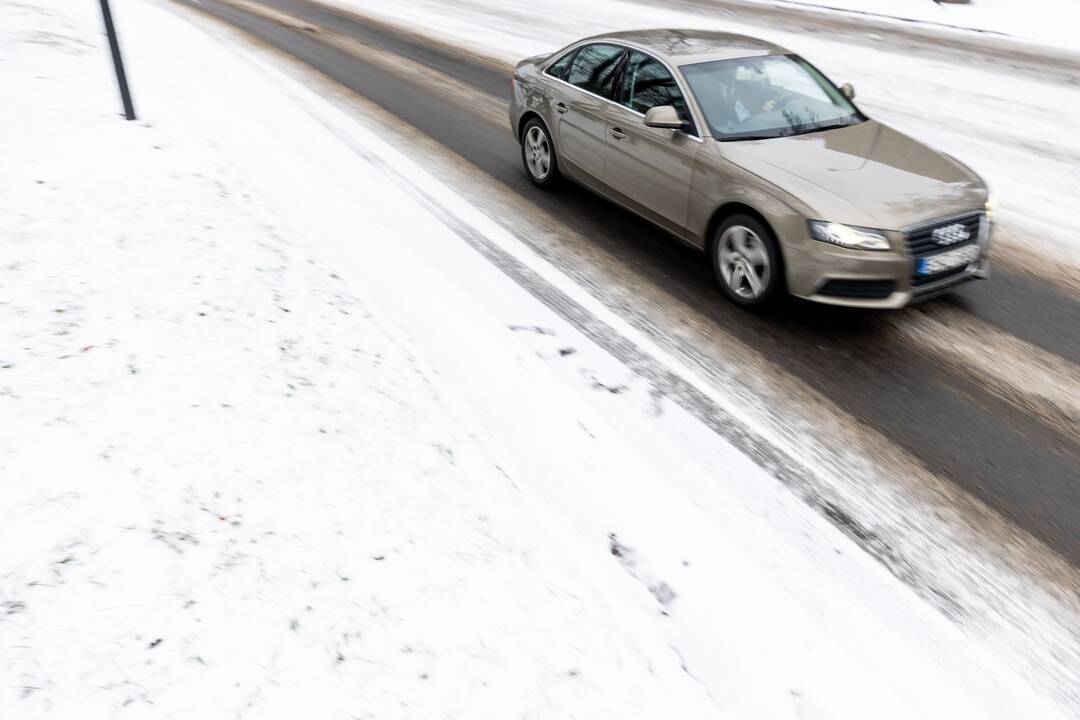 Sniegas sunkina eismo sąlygas Vilniuje
