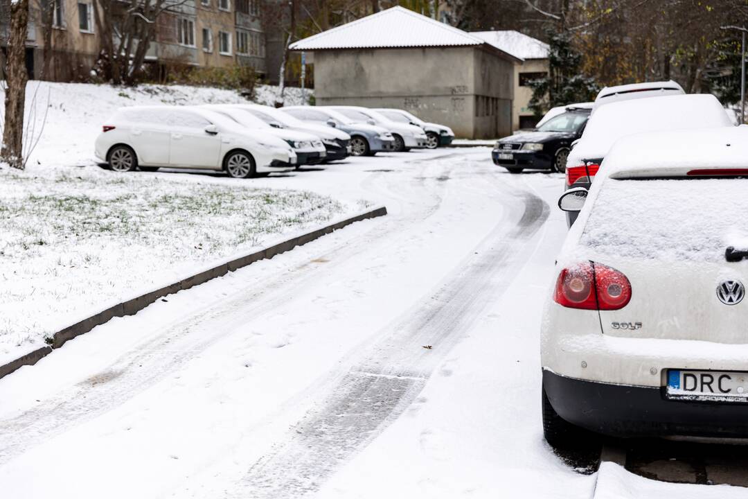 Sniegas sunkina eismo sąlygas Vilniuje