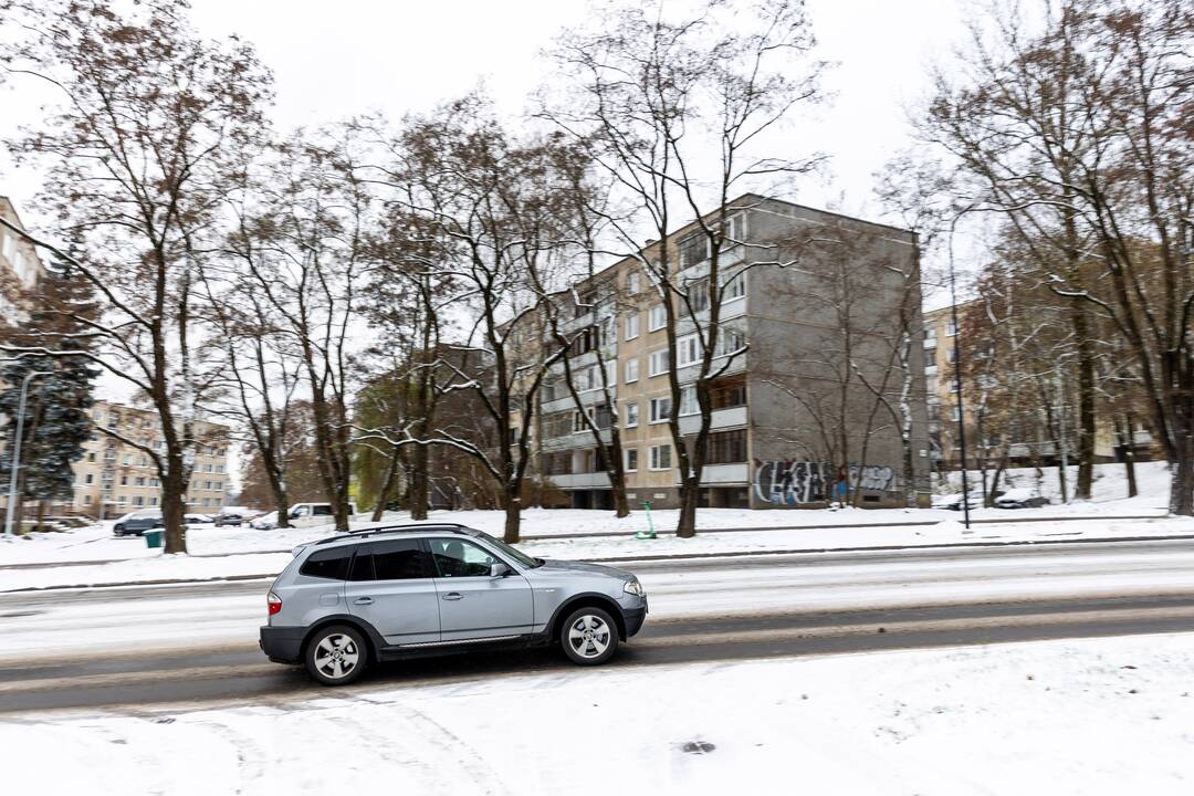 Sniegas sunkina eismo sąlygas Vilniuje