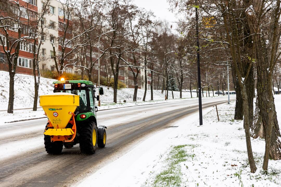 Sniegas sunkina eismo sąlygas Vilniuje