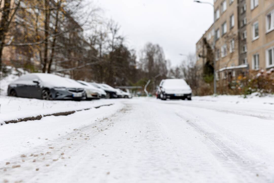 Sniegas sunkina eismo sąlygas Vilniuje