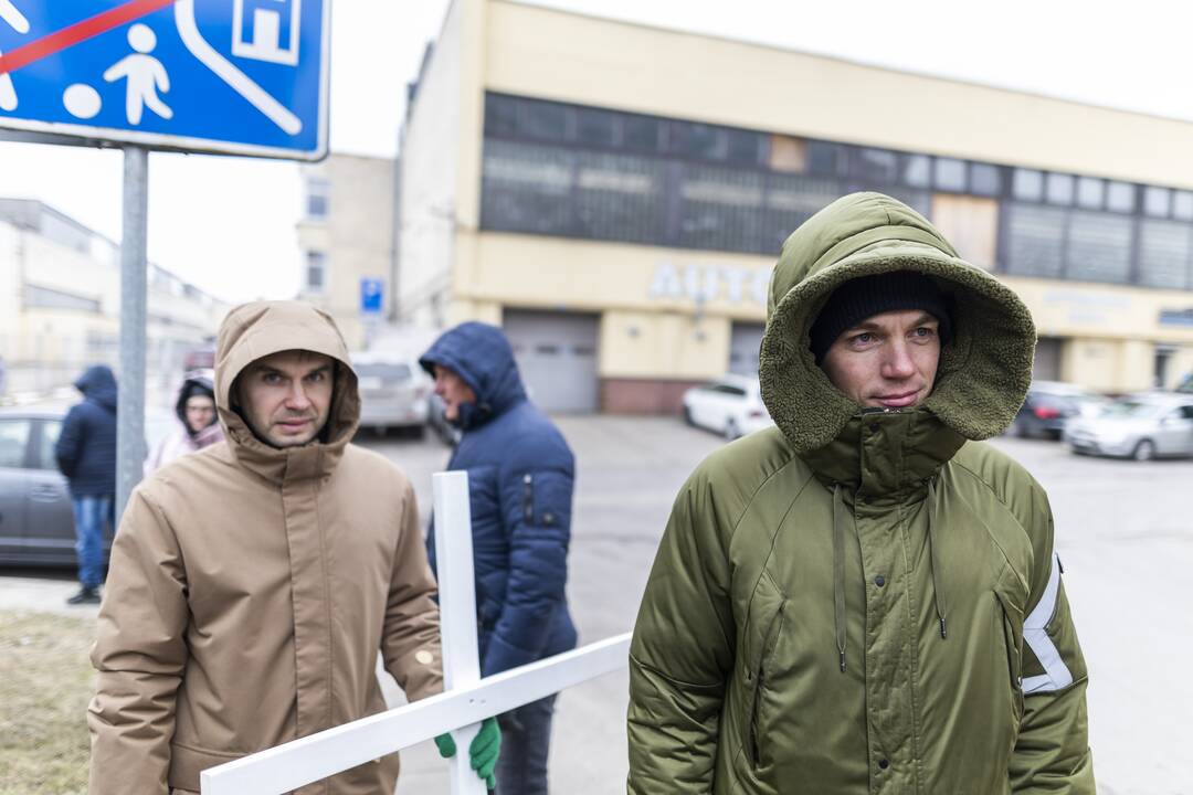 Prieš pieno supirkimo kainas sukilę ūkininkai prie didžiųjų prekybos centrų stato kryžius