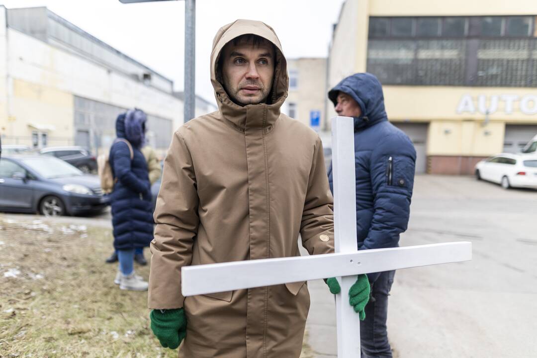 Prieš pieno supirkimo kainas sukilę ūkininkai prie didžiųjų prekybos centrų stato kryžius