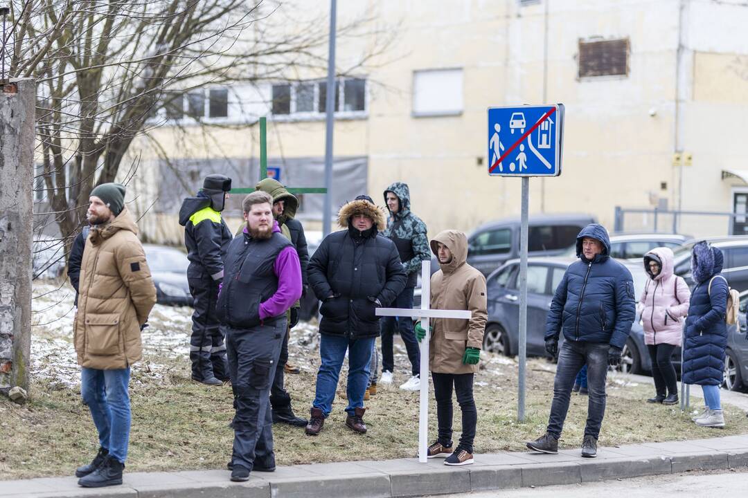 Prieš pieno supirkimo kainas sukilę ūkininkai prie didžiųjų prekybos centrų stato kryžius