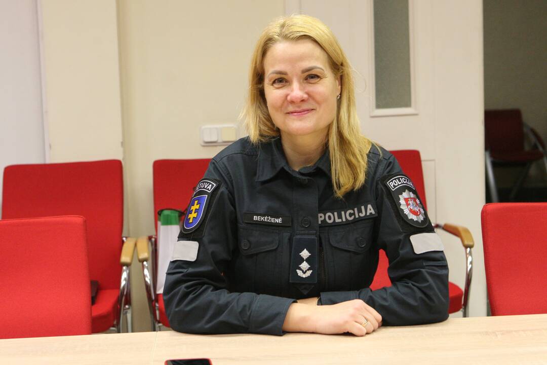 Darbas: labdaros fondo steigėjas norėjo, kad moterys su vaikais kaišiotų klaipėdiečiams gėles ir prašytų įdėti į dėžutę pinigų.