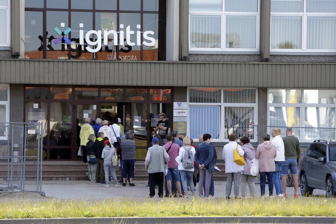 Eilė: paskutinę minutę minios klaipėdiečių plūstelėjo pasirašyti sutarčių su elektros tiekėjais.