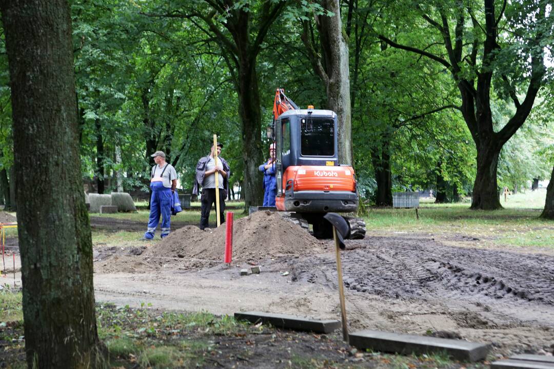 Rūpesčiai: parką atnaujinantys darbininkai norėtų, kad čia žmonės nevaikštinėtų, taip visiems būtų saugiau.