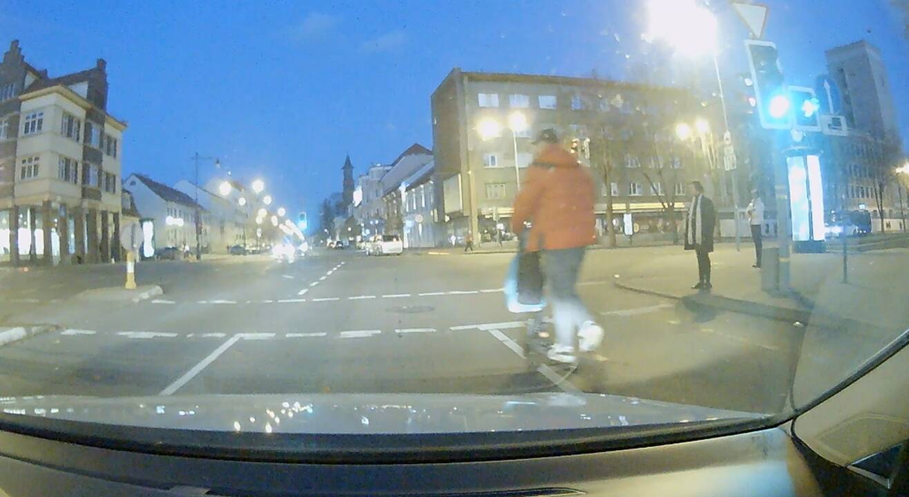 Šiurpu: kai kuriems paspirtukų vairuotojams važiuoti prieš eismą – kasdienybė. 