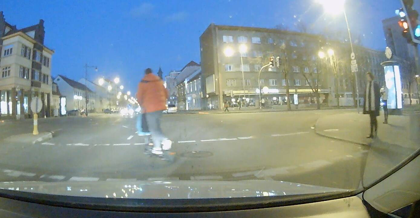 Šiurpu: kai kuriems paspirtukų vairuotojams važiuoti prieš eismą – kasdienybė. 