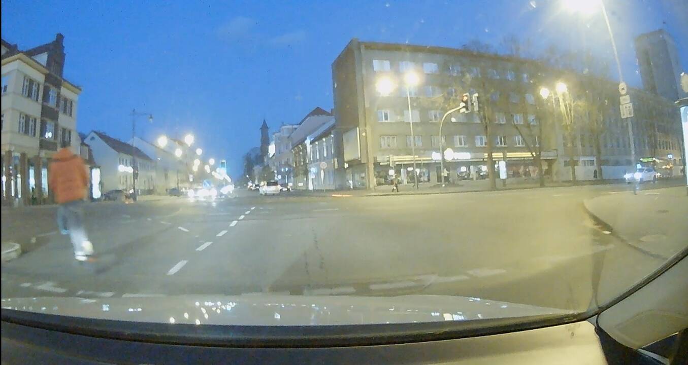 Šiurpu: kai kuriems paspirtukų vairuotojams važiuoti prieš eismą – kasdienybė. 