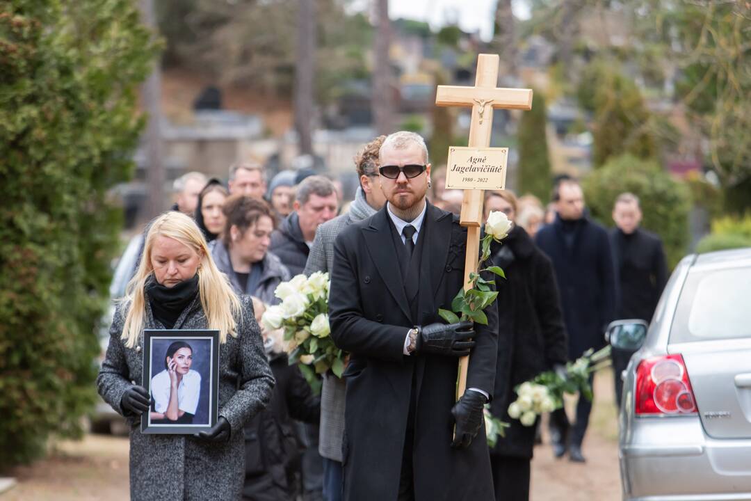 A. Jagelavičiūtės laidotuvės Karmėlavos kapinėse