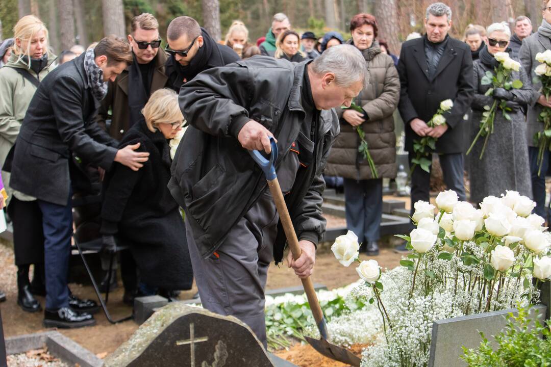 A. Jagelavičiūtės laidotuvės Karmėlavos kapinėse