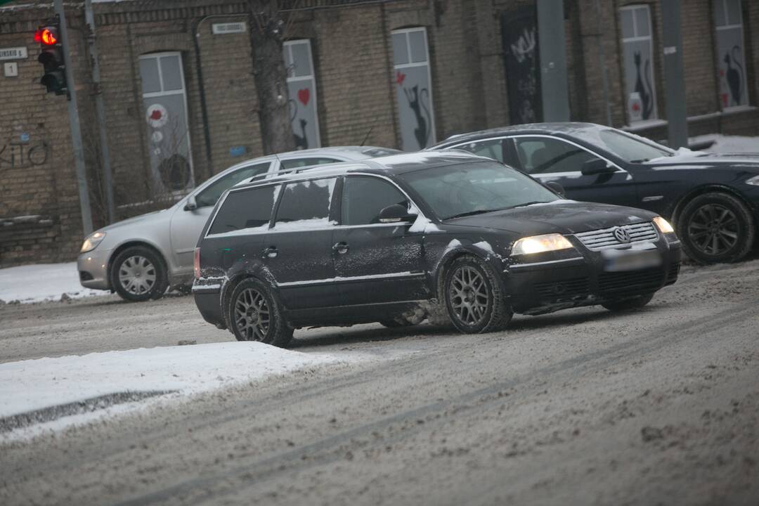 Kelininkai perspėja: eismo sąlygas sunkina rūkas ir plikledis