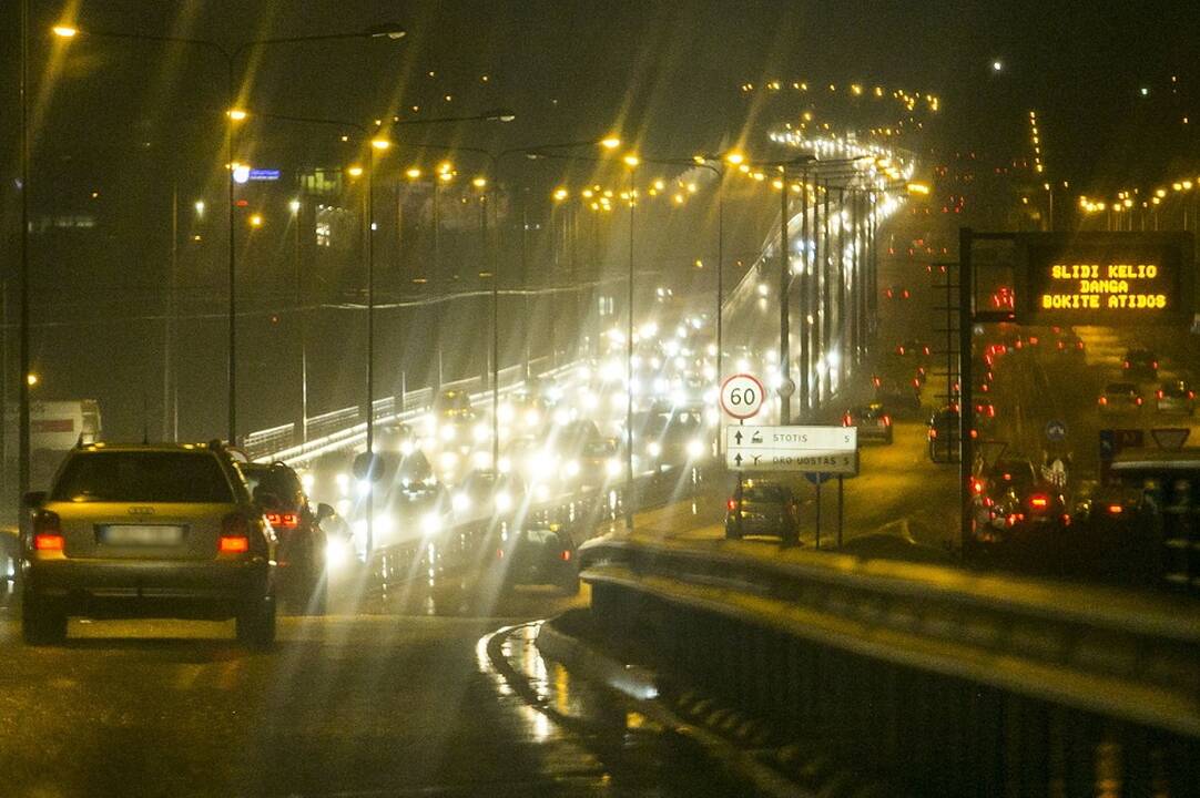 Įspėja: naktį vyraus lietus, kris šlapdriba