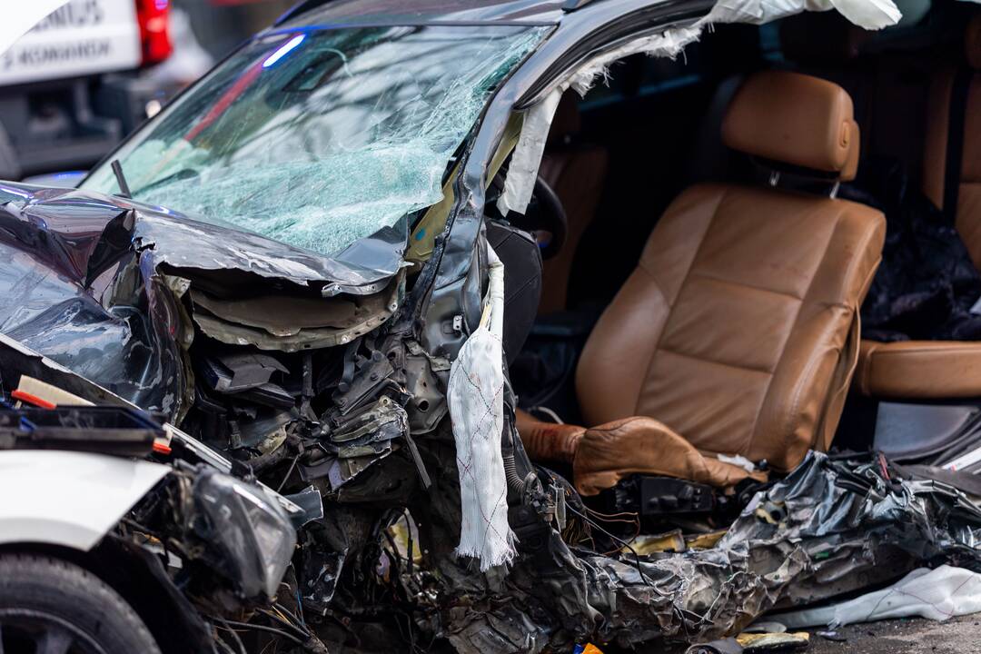 Vilniuje automobilis rėžėsi į medį, sužeisti du žmonės