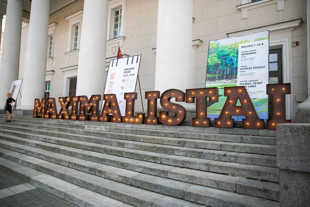 "Lietuvos Maximalistai" apdovanojimų vakare "Maximos" vadovė K.Meidė milžinišką tortą pjauna kartu su jauniausia "Šimtmečio Maximaliste" – septynmete D.Bosaite iš Šiaulių.