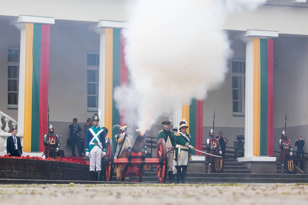 Valstybės vėliavų pakėlimo ceremonija