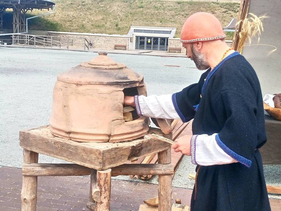 Minėjo: klaipėdiečiai ir miesto svečiai šventė 769-ąsias Klaipėdos įkūrimo metines. Piliavietėje šurmuliavo amatininkų mugė, žiūrovus linksmino riterių pasirodymai, o Mažosios Lietuvos istorijos muziejus pakvietė apžiūrėti ekspoziciją.