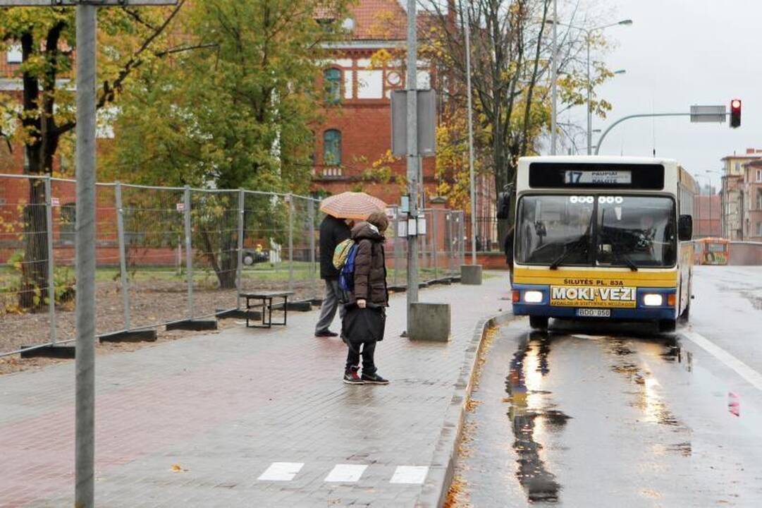 Nesusipratimas: po šaligatvio rekonstrukcijos pradangintas autobusų stotelės paviljonas.