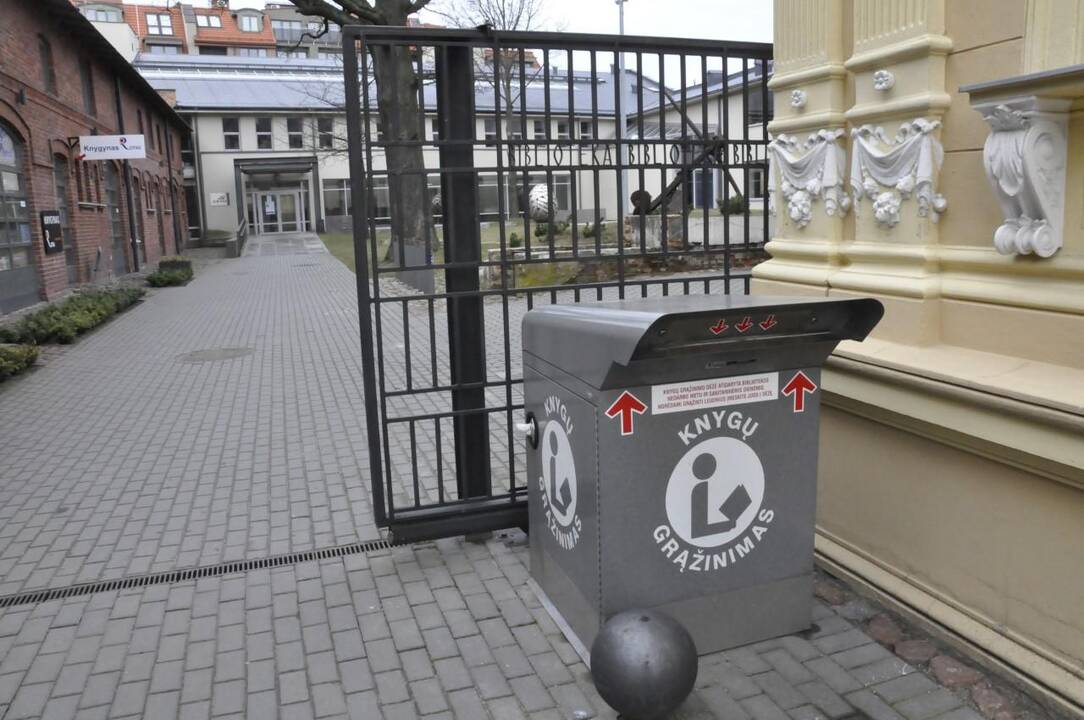 I. Simonaitytės biblioteka siūlo galimybę nemokamai pasiskolinti knygų iš knygomato, o perskaitytas grąžini į knygų grąžinimo dėžes.