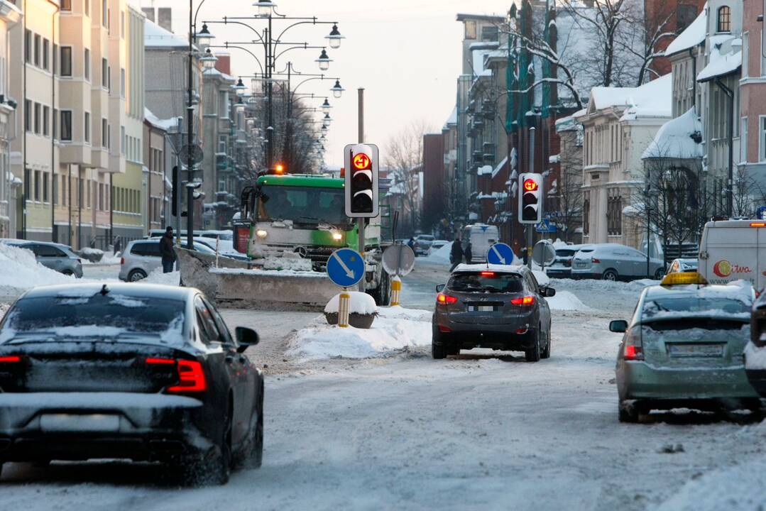 Situacija: vakar užpustytoje Liepų gatvėje sniego valytuvas pasirodė jau gerokai įdienojus, nors, anot savivaldybės atstovų, centrines miesto gatves pirmadienio parą kelininkai valė 10 kartų.