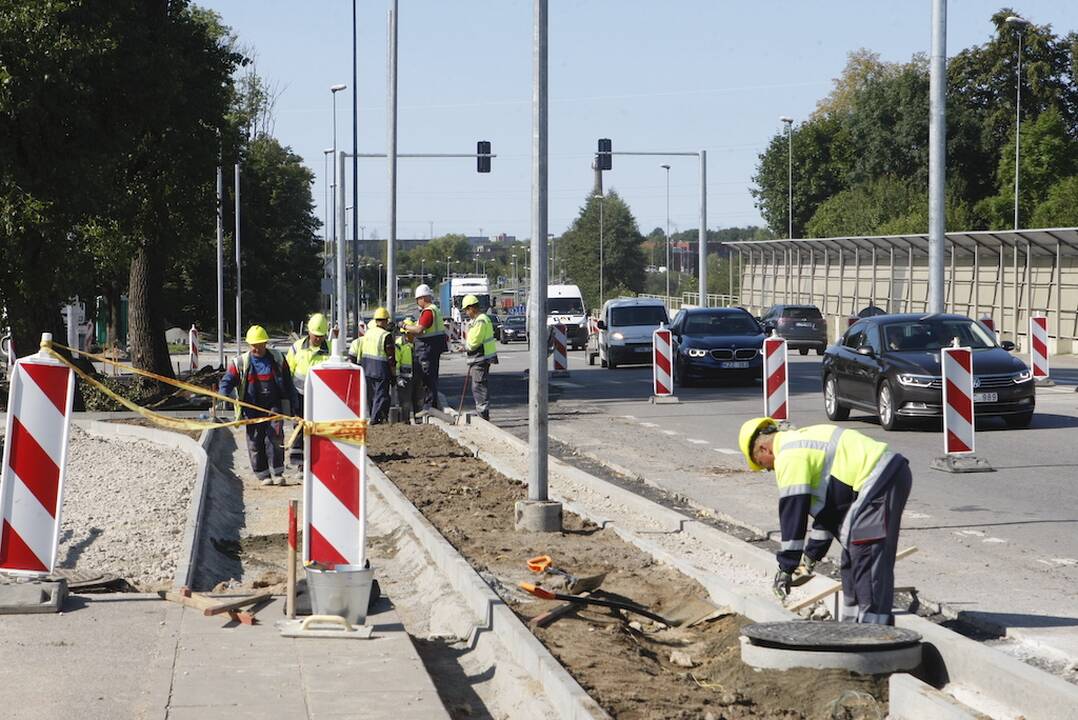 Remontas: vairuotojai keiksnoja Liepų gatvę – vienoje vietoje spūstys formavosi dėl naujo šviesoforo montavimo, kitoje – dėl požeminių komunikacijų darbų.