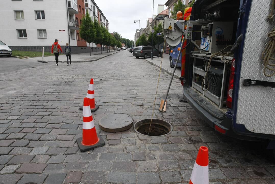 Situacija: dėl smegduobės į I.Kanto gatvę turėjo skubėti ne tik vandentiekininkai. Kviesti rangovai, kurie vykdė daugiabučio renovaciją, panašu, jie ir turės aiškintis, ar nepaliko darbo broko.