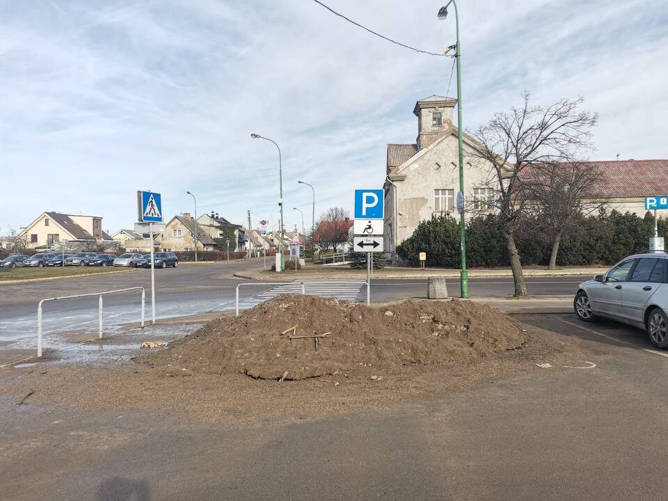 Metrai: Melnragės automobilių stovėjimo aikštelėje neįgaliesiems skirti 9 m, tačiau čia – sniego kalnai.