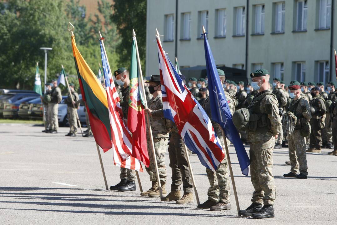 Ceremonija: pakėlus vėliavą vakar ryte duotas startas karinėms pratyboms.