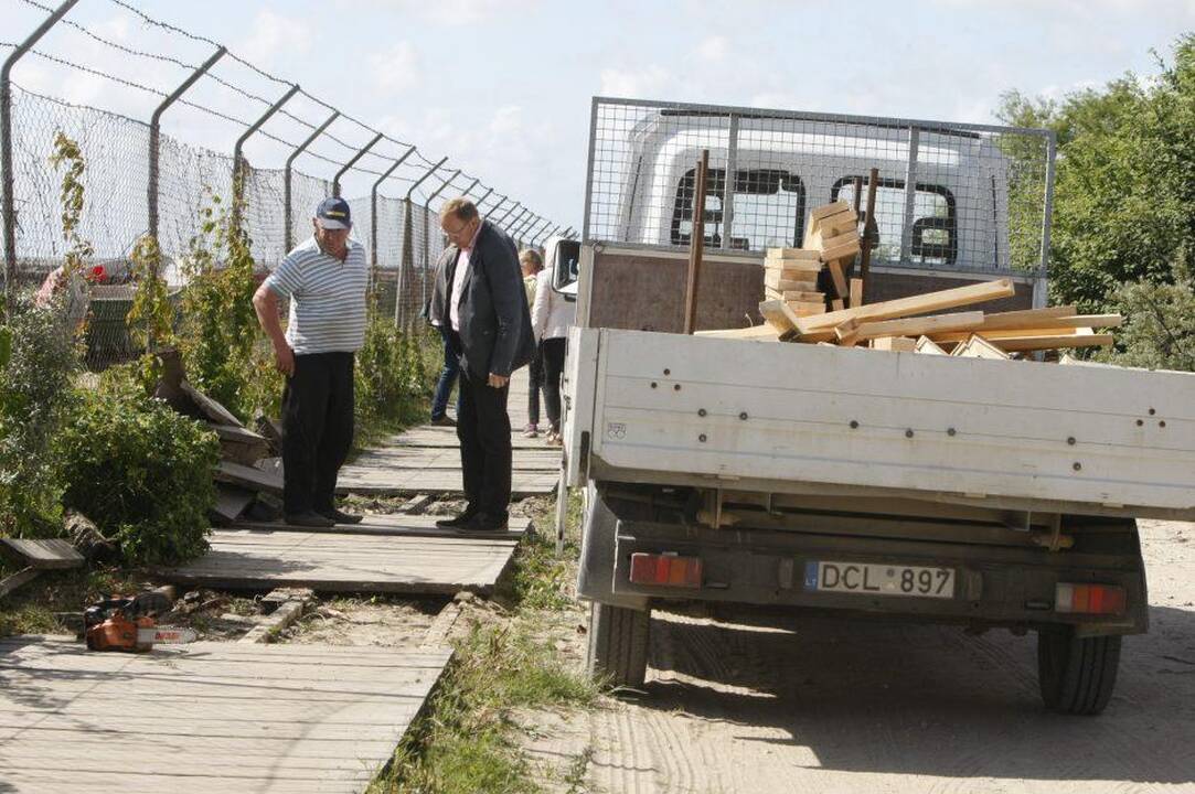 Takas pastatytas iš gražesnių, tvirtesnių lentelių.