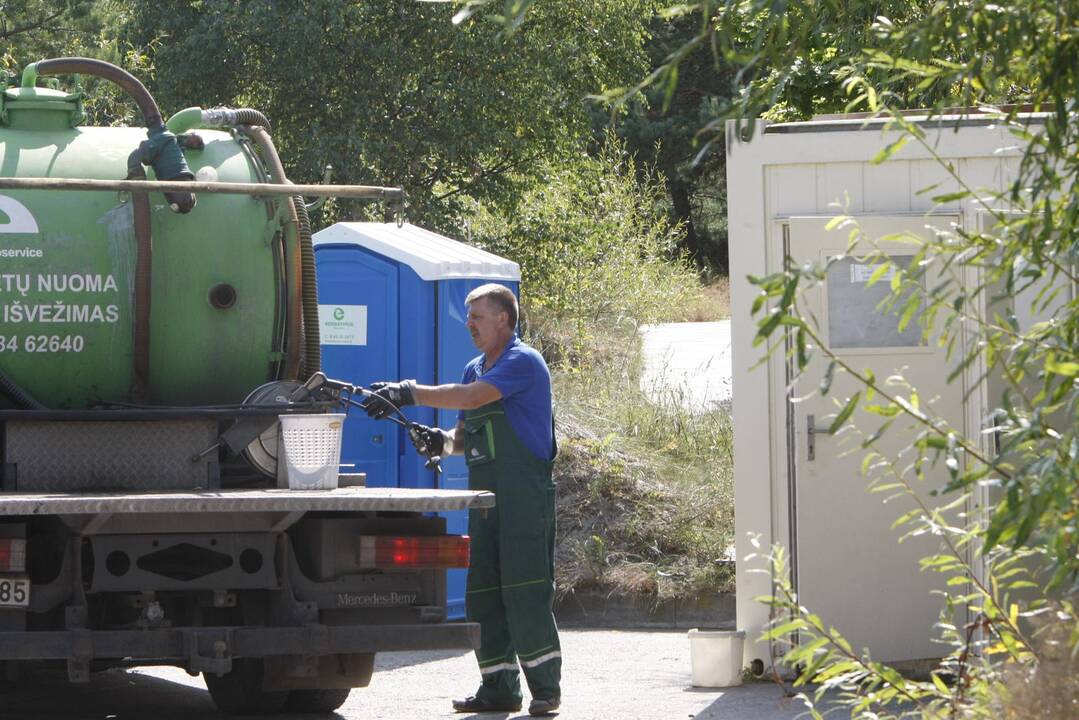 Civilizacija: Lietuva, tikėtina, yra vienintelė ES šalis, kur iki šiol draudžiama pajūryje statyti tualetus, įstatymai taip gina miško žemę.