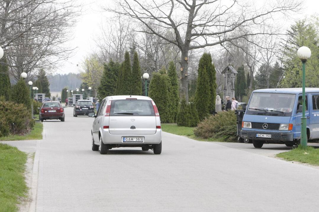 Eismas: pravartu žinoti, kad Lėbartų kapinėse eismas vyks ratu. Važiuojantiesiems į Joniškės kapines nevalia pamiršti, jog transporto eismas Joniškės gatve iš Mokyklos gatvės pusės bus draudžiamas.