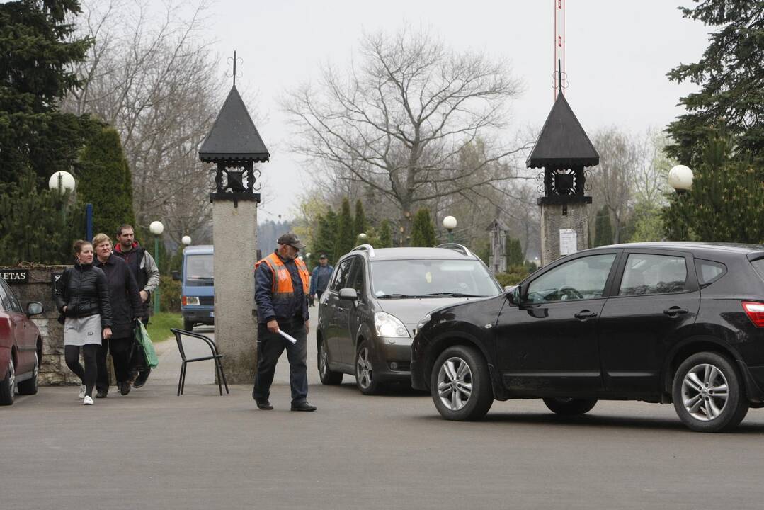 Eismas: pravartu žinoti, kad Lėbartų kapinėse eismas vyks ratu. Važiuojantiesiems į Joniškės kapines nevalia pamiršti, jog transporto eismas Joniškės gatve iš Mokyklos gatvės pusės bus draudžiamas.