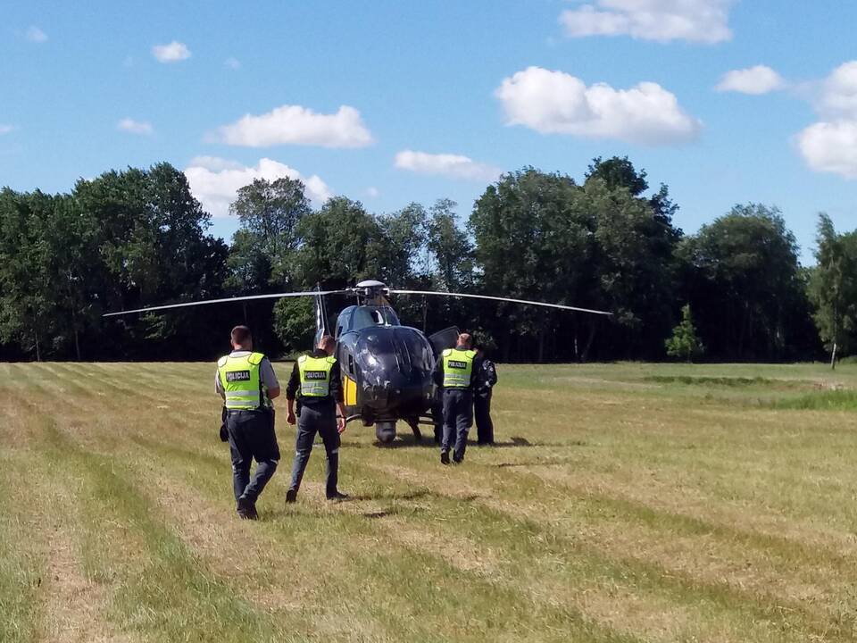 Pastangos: dingusių nepilnamečių paieškai buvo pasitelkti ne tik kinologai, naudota policijos skraidyklė, bet ir žvalgytasi į vietovę iš sraigtasparnio.