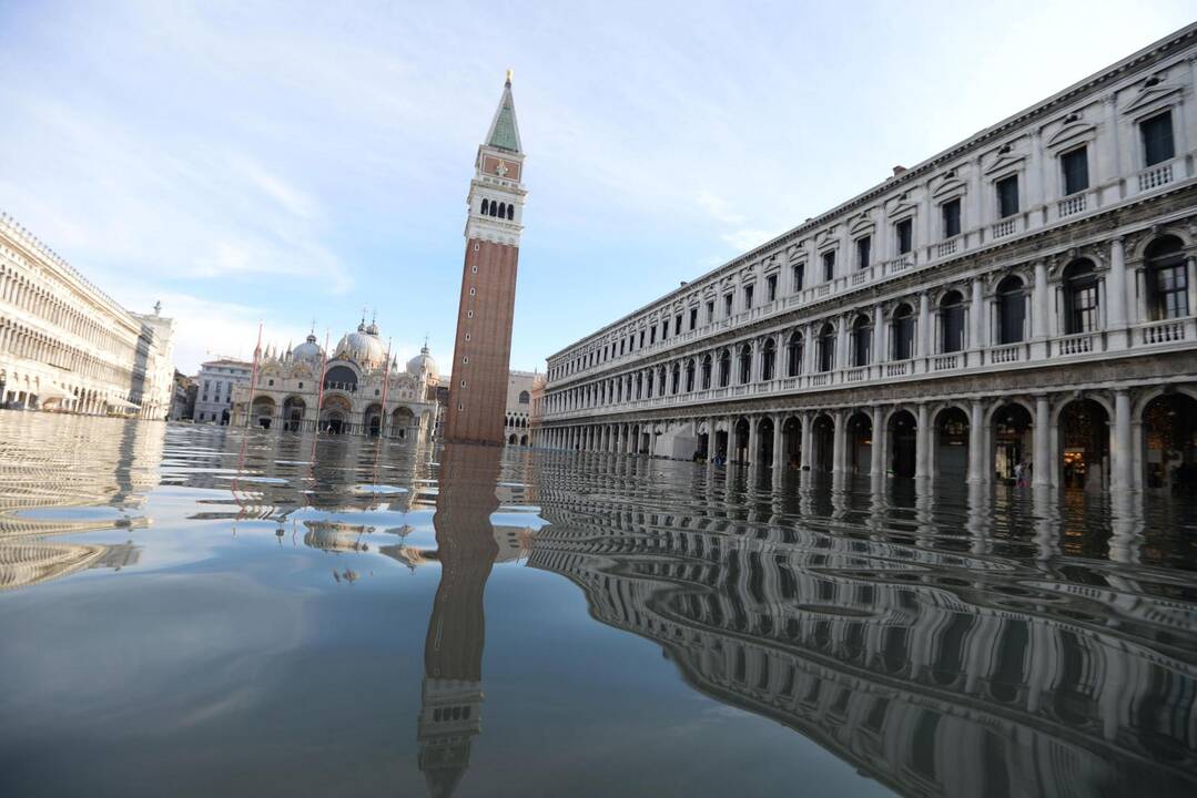 Vandens lygis potvynio užlietoje Venecijoje išlieka aukštas