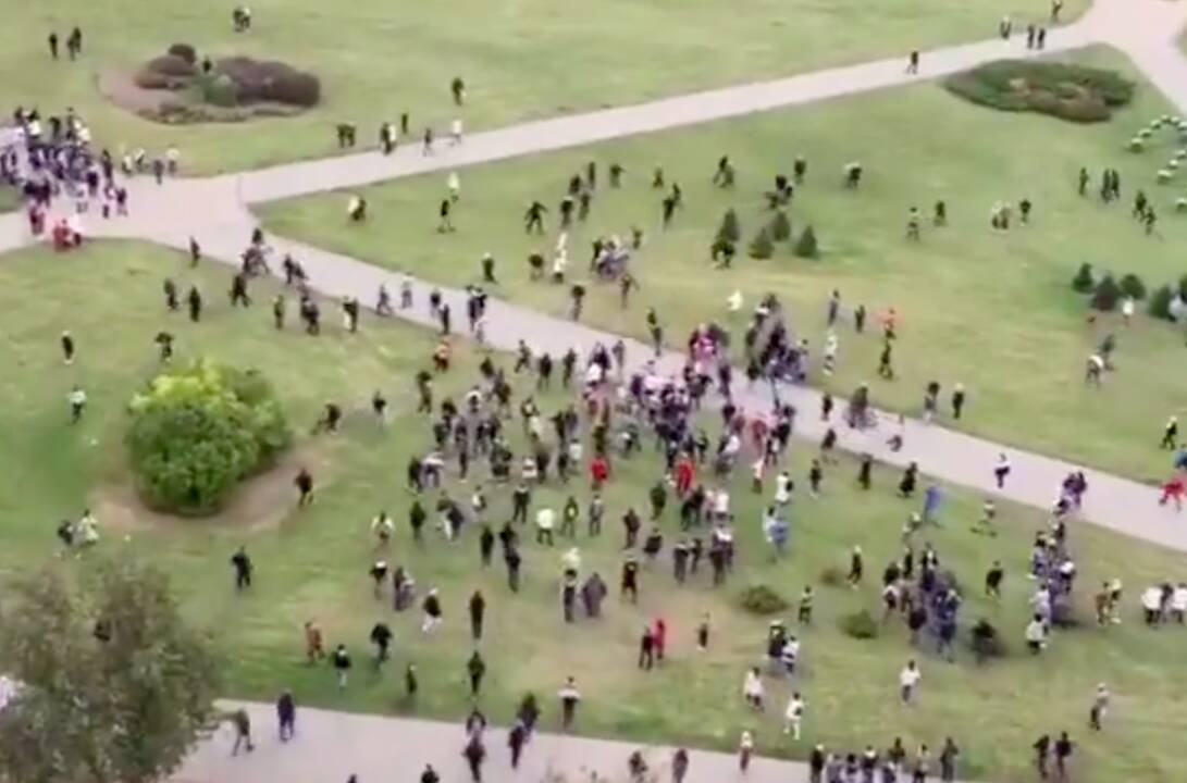 Minsko centre telkiama karinė technika: sulaikinėjami žurnalistai ir protestuotojai