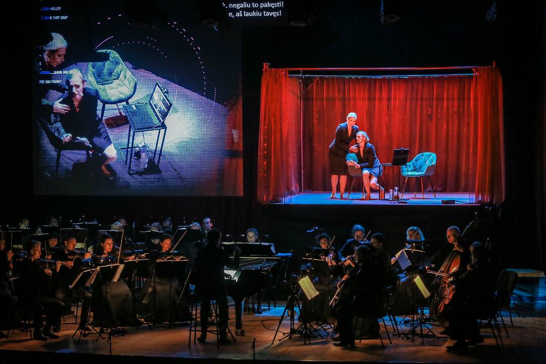 Scenos iš R.Llorcos operos-monodramos „Tuščios valandos“, pernai pastatytos Klaipėdos koncertų salėje.