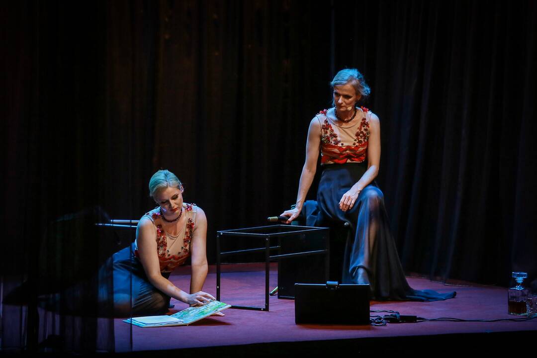 Scenos iš R.Llorcos operos-monodramos „Tuščios valandos“, pernai pastatytos Klaipėdos koncertų salėje.