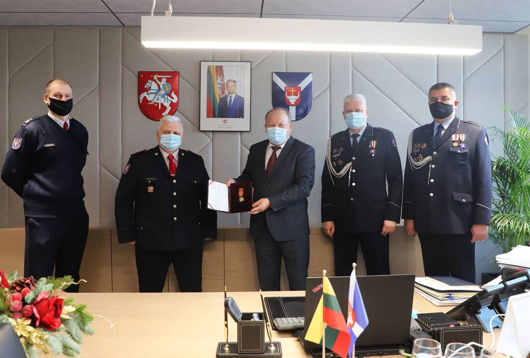 Kauno rajono merui V.Makūnui įteiktas Priešgaisrinės apsaugos gelbėjimo departamento 2-ojo laipsnio kryžius „Artimui pagalbon“.