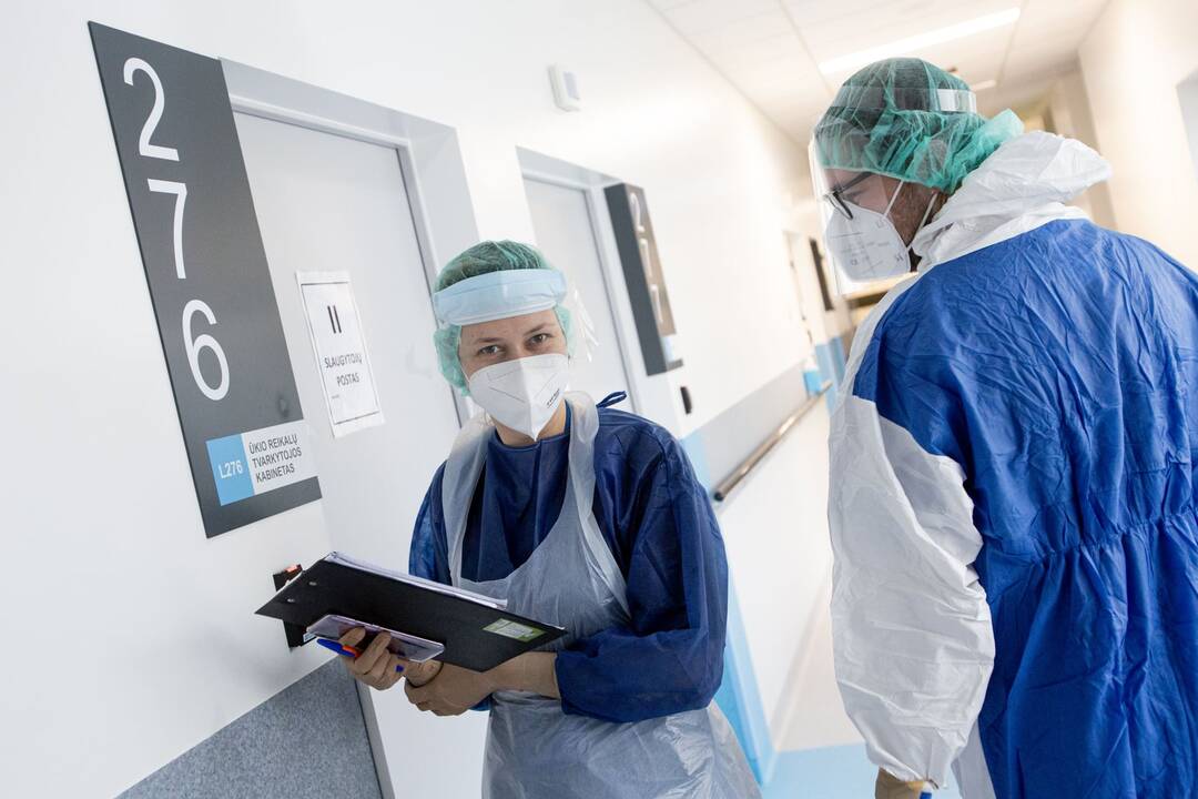 Išskirtiniai vaizdai iš Santaros klinikų: kaip gydomi COVID-19 ligoniai?