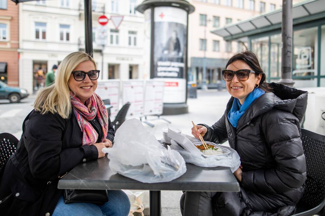 Karantinas laisvėja: atsidarė barai, kavinės, restoranai