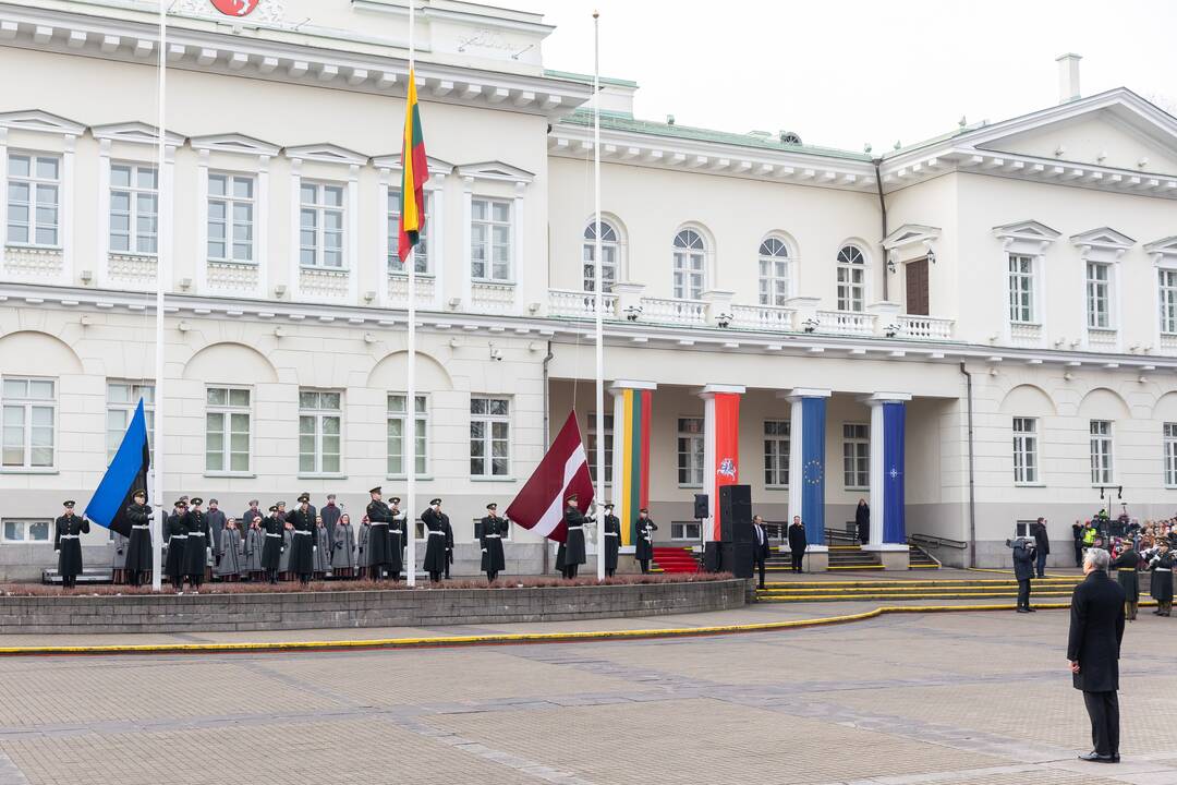 S. Daukanto aikštėje – Baltijos valstybių vėliavų pakėlimo ceremonija