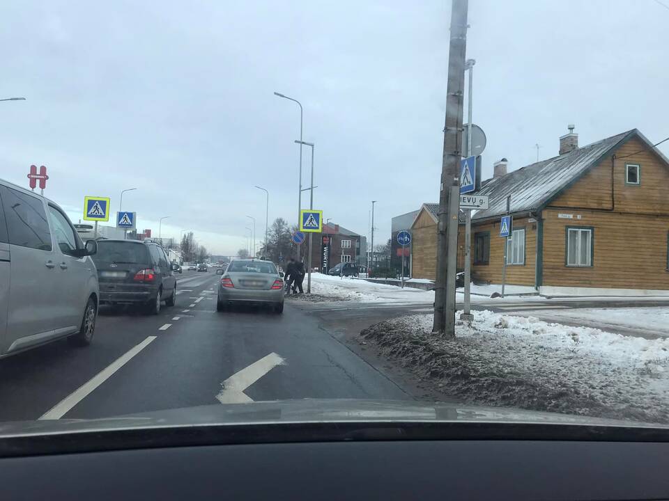 Vairuotoją apipylė liaupsėmis: nedvejodamas pagelbėjo gatvėje nukritusiam senoliui