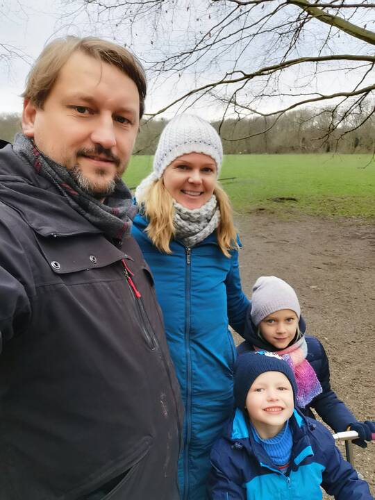 Pilnatvė: branžiame amžiuje paklususi širdžiai, o ne protui, R.Sagė šiandien mėgaujasi svajonių darbu – rašo knygas ir tinklaraštį, rengia interviu su rašytojais. 