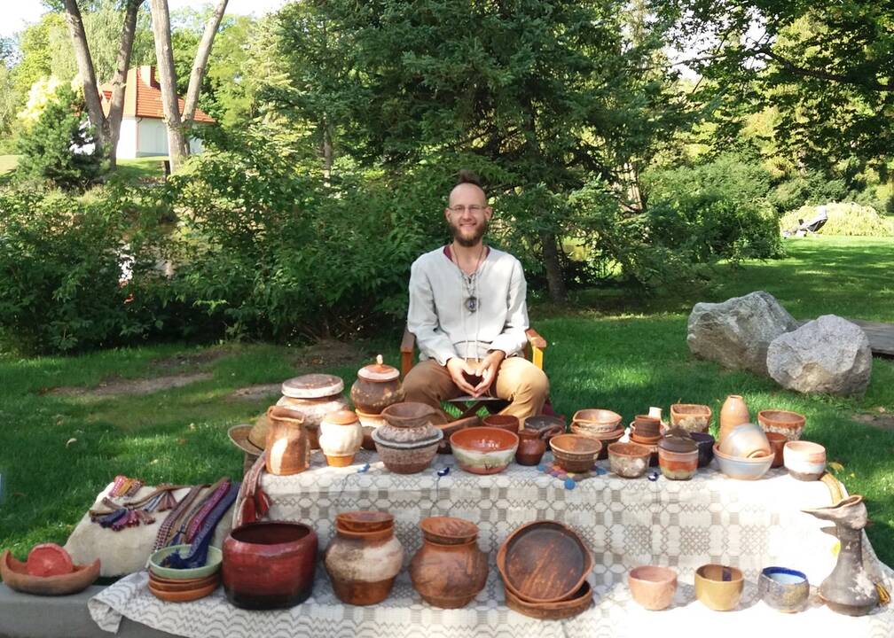 Pozicija: puodžiaus S.Buloto gaminami moliniai indai yra ekologiškai švarūs, nes jų kūrėjas nenori gyventi užterštame pasaulyje. 