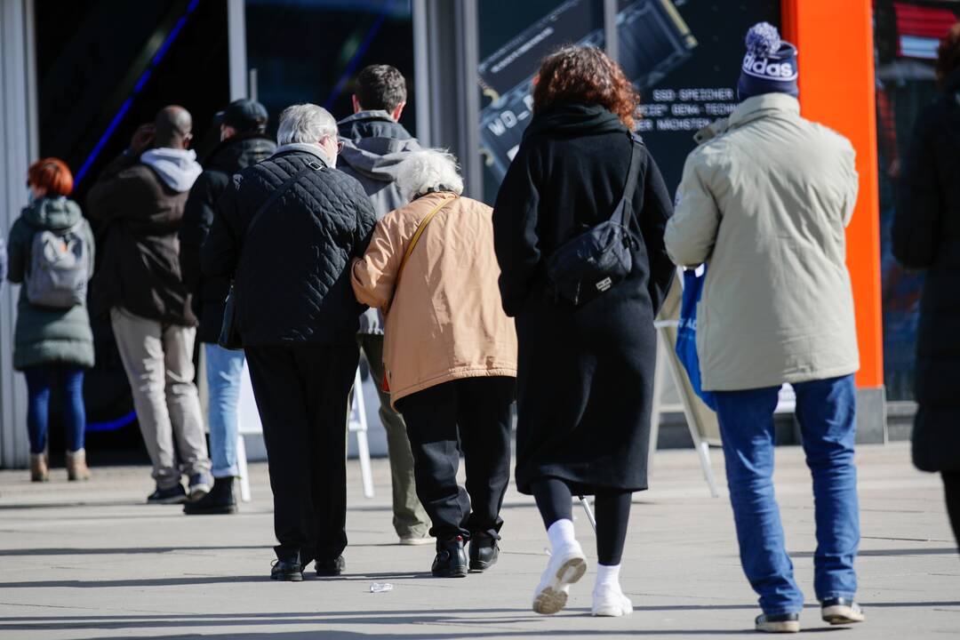 Vokietijoje baiminamasi trečios COVID-19 bangos: gydytojai ragina griežtinti suvaržymus