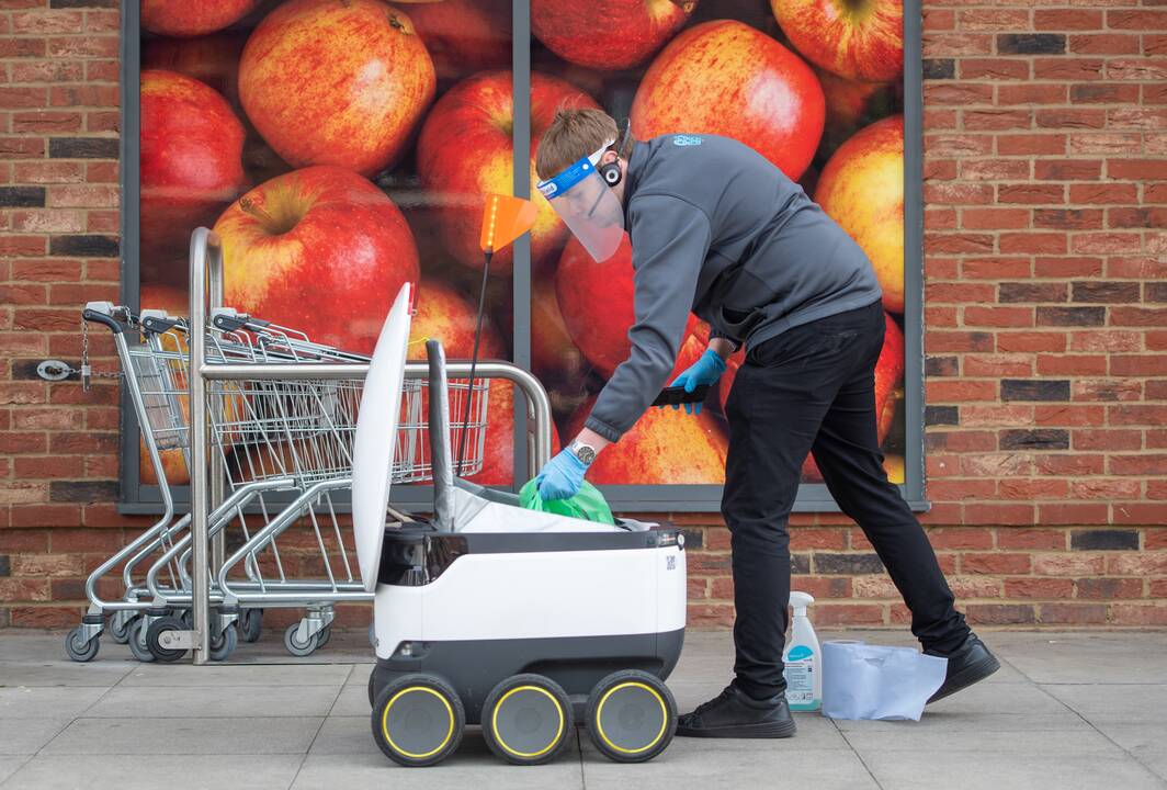 Startuolių kūrėjams ir inovatoriams pandemija netrukdo. Nuotraukoje – robotas-apsipirkimo asistentas, kurio galimybės atliepė pandemijos iššūkius.