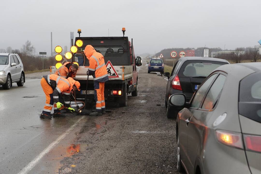 Tokį vaizdą vairuotojai jau mato kurį laiką – asfalto danga vis lopoma, šalia stovi mašinos prakirstomis padangomis, o beveik trečdalis Automobilių kelių direkcijos darbuotojų atostogauja.